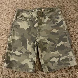 Size 8, Seven Brand mid thigh camo womens shorts.